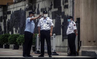 I lodhur nga djali që ditët i kalonte me telefon, kinezi detyron të birin të kryej disa punë të shtëpisë – ai e denoncon në polici