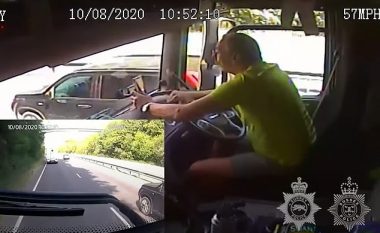 Pavarësisht që lëvizte me 100 kilometra në orë, shoferi britanik i kamionit nuk i hiqte sytë nga telefoni – përplaset me një furgon