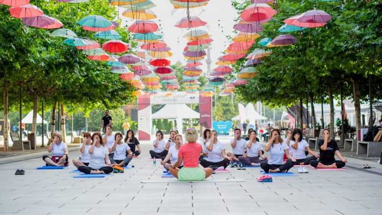 Organizata “She Inspires” promovon mirëqenien përmes jogës, në zemër të Prishtinës