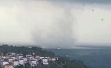 Tornado në Detin e Zi, pamjet nga pjesa e veriore në Turqi filmohen nga një ndërtesë
