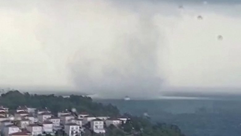 Tornado në Detin e Zi, pamjet nga pjesa e veriore në Turqi filmohen nga një ndërtesë