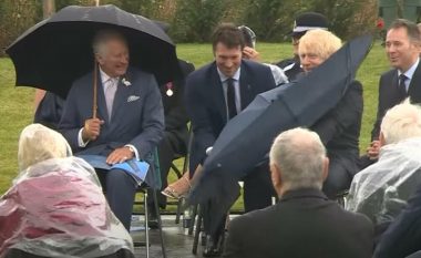 Charles, Johnson dhe ombrella, “beteja e ashpër” e kryeministrit britanik me ombrellën – Princi i Uellsit mezi përmbahej nga të qeshurat