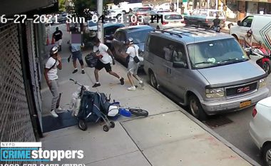 Rrahin brutalisht postierin në rrugët e Brooklynit, sulmuesit arratisen me motoçikleta – policia kërkon ndihmën e qytetarëve në kapjen e tyre