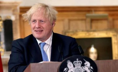 Boris Johnson: Kufizimet ligjore për COVID-19 po marrin fund