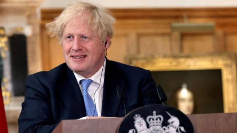 Boris Johnson: Kufizimet ligjore për COVID-19 po marrin fund