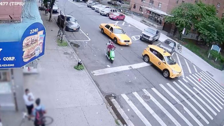 Nga motoçikleta në lëvizje filluan të qëllojnë me armë, kalimtarët e rastit vrapojnë për t’i shpëtuar më të keqes në New York