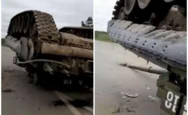 Ndodh edhe kjo në Rusi, tanku 40-tonësh që kushton tre milionë dollarë rrokulliset gjatë transportimit dhe përfundon në asfalt