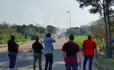 Pronarët e dyqaneve në Afrikën e Jugut shtien me armë mbi turmën, që po thyejnë dhe plaçkitin lokale