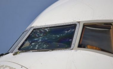 Piloti detyrohet të bëjë ulje emergjente në Itali, aeroplani u dëmtua nga breshëri