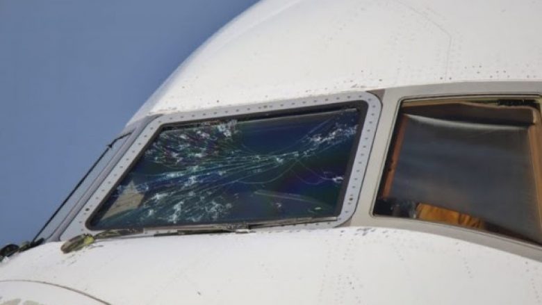 Piloti detyrohet të bëjë ulje emergjente në Itali, aeroplani u dëmtua nga breshëri