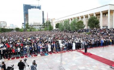 Kurban Bajrami në Shqipëri, besimtarët falin namazin në sheshin “Skënderbej” në Tiranë