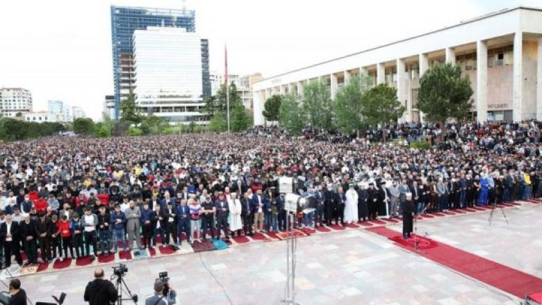 Kurban Bajrami në Shqipëri, besimtarët falin namazin në sheshin “Skënderbej” në Tiranë
