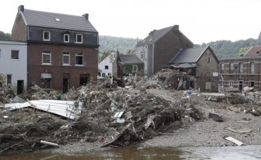 Sërish përmbytje dhe dramë në Belgjikë: Uji bart vetura, përrenjtë në rrugë