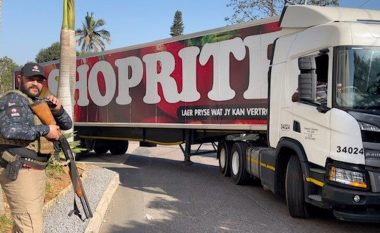 Policia e armatosur mbron furnizimet me ushqim në Afrikën e Jugut