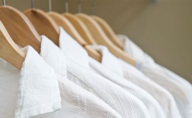Truqe të thjeshta për t’i bërë rrobat tuaja super të bardha