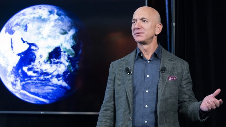 Bezos provokoi zemërimin e publikut: Ai fluturon në hapësirë, duke mos paguar taksa