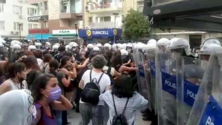 Turqia largohet nga Konventa e Stambollit – përleshje mes policisë dhe grave protestuese