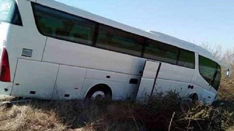 Autobusi del nga rruga në Gramsh, një i vdekur dhe nëntë të plagosur