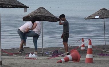Shuplaka, grushte dhe shkelma – gruaja rrah burrin në një plazh në Turqi