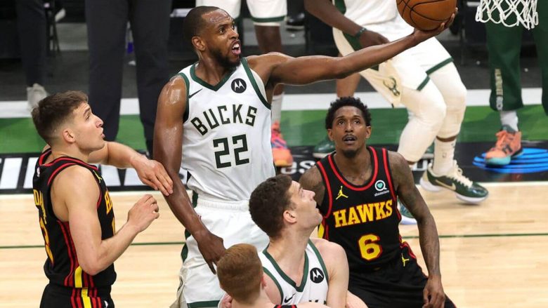 Milwaukee fiton ndeshjen e tretë ndaj Hawks, vetëm një fitore larg finales së madhe