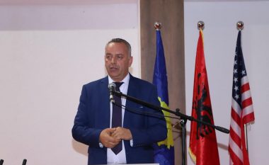 Dyshimet për helmim të qytetarëve nga uji i pijes, kryetari i Deçanit mban konferencë për media
