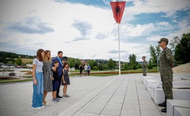 Krasniqi bën homazhe në Prekaz, një ditë pas zgjedhjes kryetar i PDK-së
