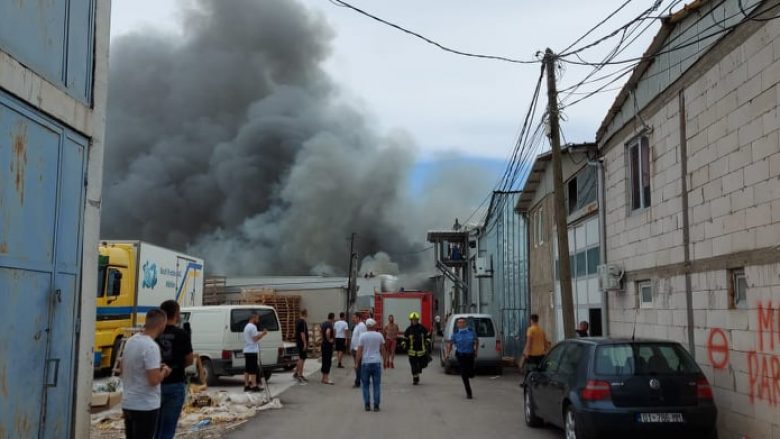 Zjarr i madh në Zonën Industriale në Prishtinë