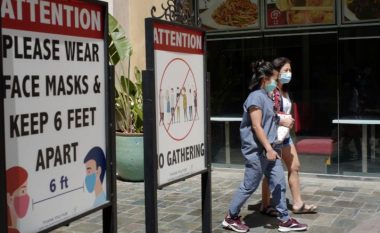 Rriten rastet me coronavirus, rikthehen maskat në Los Angeles të SHBA-së