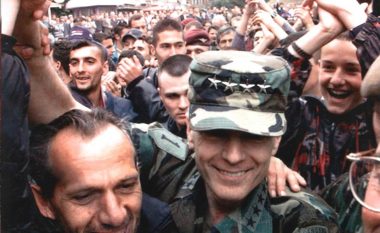 Gjenerali amerikan, Wesley Clark sot viziton Kosovën