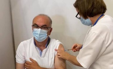 Naser Ramadani merr vaksinën kundër COVID-19, fton qytetarët të vaksinohen