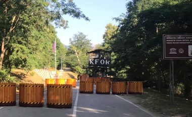 KFOR-i vendos barrikada të reja në afërsi të Manastirit të Deçanit, Ramosaj thotë se ka insistuar që të njëjtat të largohen