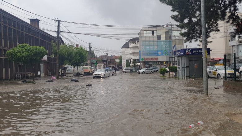Reshjet e dendura shkaktojnë dëme nëpër qytetet e Kosovës