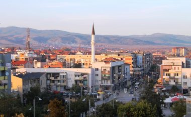 Thirrje e pazakontë e Komunës së Gjilanit për qytetarët: Përmbahuni nga daljet e panevojshme, lejoni hapësirë mërgimtarëve!