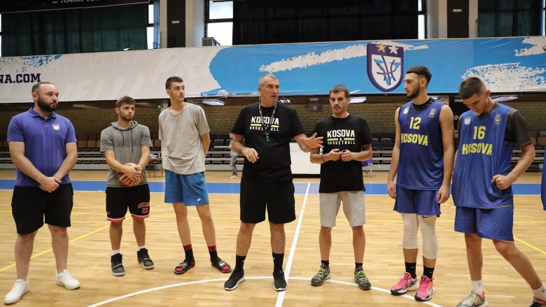 Trajneri i Kosovës U18, Maxhuni: Jam i kënaqur me atë që kanë dhënë basketbollistët në stërvitje