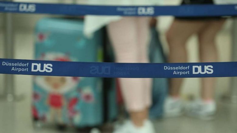 Sulm me thikë në aeroportin e Dyseldorfit, një i plagosur – autori në arrati