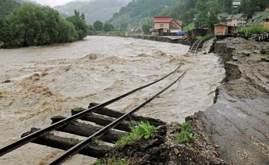 Përmbytjet shkaku i shiut edhe në Rumani, të paktën dy të vdekur