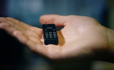 Telefoni më i vogël në botë – madhësia e tij është se e gishtit të madh