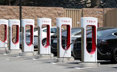 Musk konfirmon: Tesla hap rrjetin e saj të karikimit për të gjitha veturat elektrike
