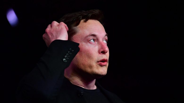 Elon Musk: “Veturat që vetëdrejtohen janë një problem serioz”