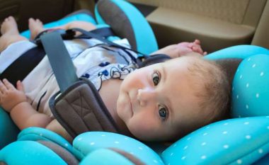 Si ta përdorni klimën në veturë nëse udhëtoni me beben: Katër këshilla të rëndësishme për prindërit