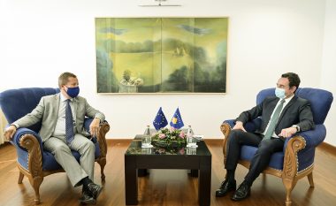 Kurti priti në takim ambasadorin e BE-së në Kosovë, flasin për Procesin e Berlinit