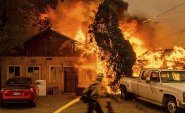 Zjarret e Kalifornisë shkatërrojnë shtëpitë, kërcënojnë Parkun Kombëtar Yosemite