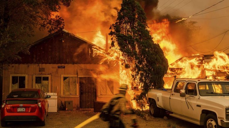 Zjarret e Kalifornisë shkatërrojnë shtëpitë, kërcënojnë Parkun Kombëtar Yosemite