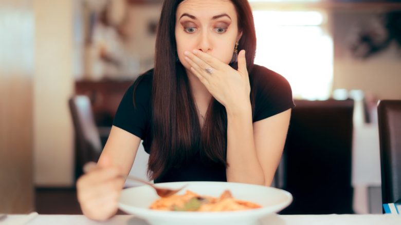 Sa duhet të shqetësoheni për gjetjen e qimeve në ushqimin tuaj?