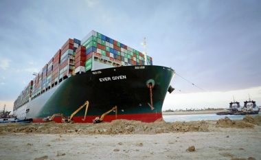 Pas katër muajsh, lirohet anija që ishte bllokuar në Suez – flitet për një shumë qindra miliona dollarë kompensime