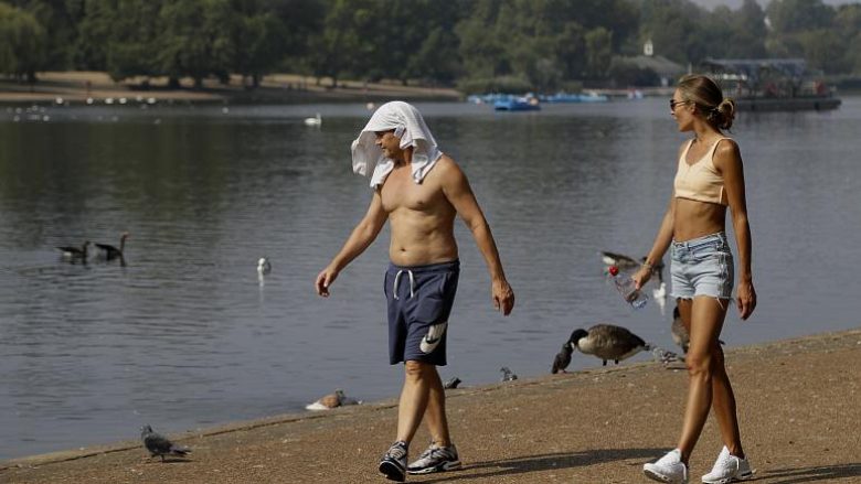 Priten temperatura të larta, vjen paralajmërimi i parë i motit ekstrem në Mbretërinë e Bashkuar