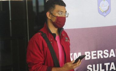 Ishte infektuar me COVID-19, burri në Malajzi u ‘maskua si gruaja e tij’ për të hipur në aeroplan
