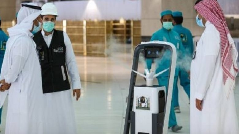 Arabia Saudite vendos robotë në shërbim të haxhilerëve në Qabe