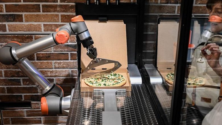 Njihuni me robotët që bëjnë pica nga fillimi deri në fund – në një piceri të automatizuar në Paris