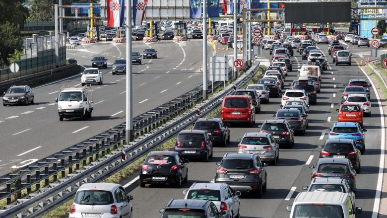 Kolona të gjatë në autostradat dhe pikat kufitare të Kroacisë